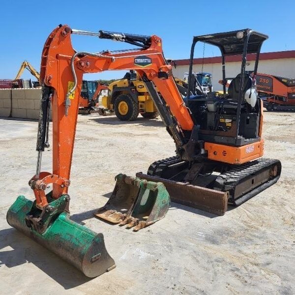 Hitachi ZX26U-5 d’Occasion (2017) – Mini-Pelle 2,63T avec 3 Godets