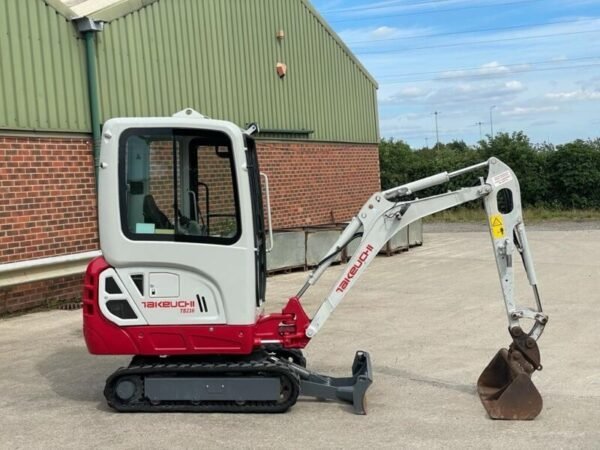 Takeuchi TB216 (2015) – 1.8T, 3365H, 3 Godets, Moteur puissant