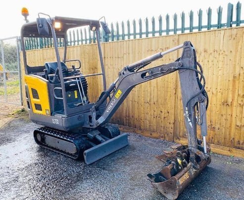 Mini Pelle Volvo EC15C – 2013 – 1,54T – Révisée et Prête à l’Emploi