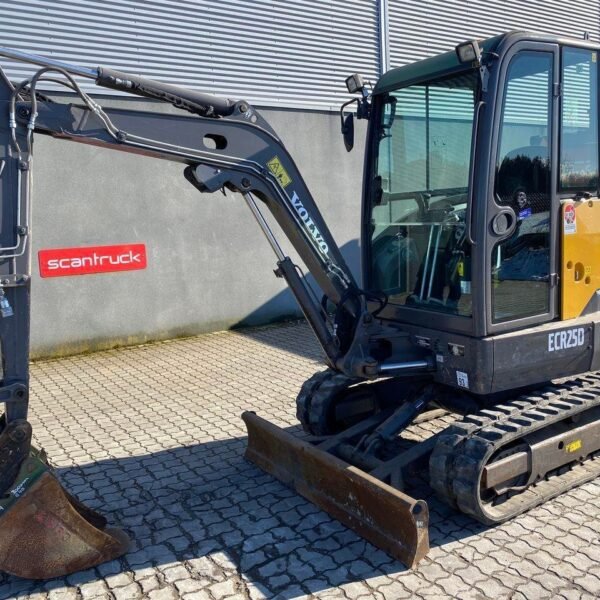 Mini Pelle Volvo ECR25 – 2015 – 2,49T, 1375h, 3 Godets